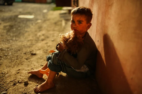 Bir sokakta yalnız hüzünlü çocuk — Stok fotoğraf