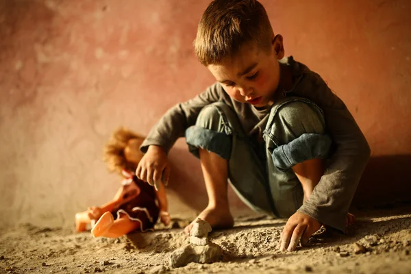 Alone sad child on a street — Stock Photo, Image