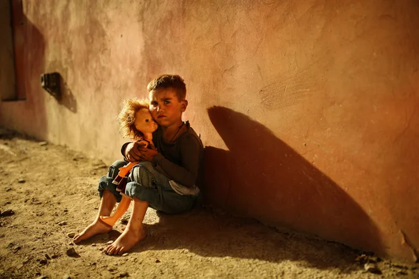 Bir sokakta yalnız hüzünlü çocuk — Stok fotoğraf