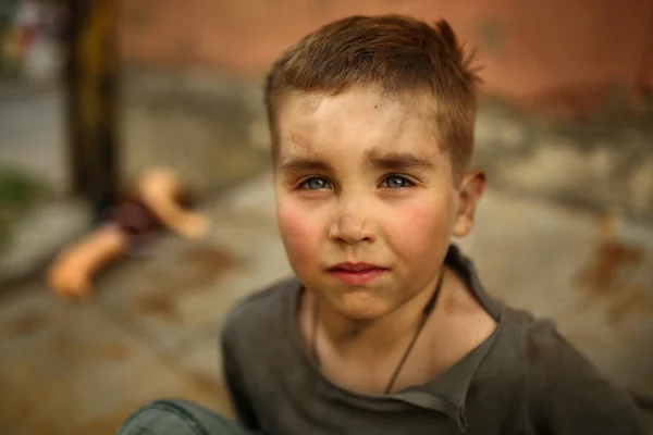 Solo triste niño en una calle —  Fotos de Stock