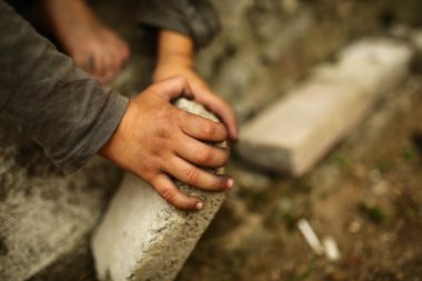 Küçük bir çocuk kirli eller