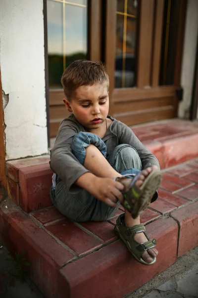 Alone sad child on a street — Stock Photo, Image