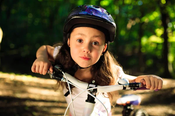 여름 야외 공원에서 자전거와 어린 소녀 — 스톡 사진
