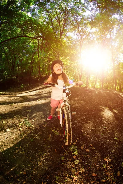 Menina com bicicleta no parque de verão ao ar livre — Fotografia de Stock