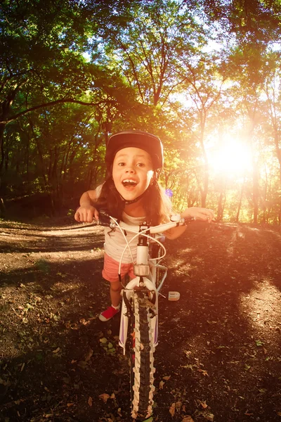 여름 야외 공원에서 자전거와 어린 소녀 — 스톡 사진
