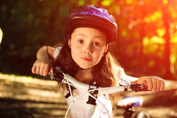 일몰에 대 한 여름 공원에서 자전거와 어린 소녀 — 스톡 사진