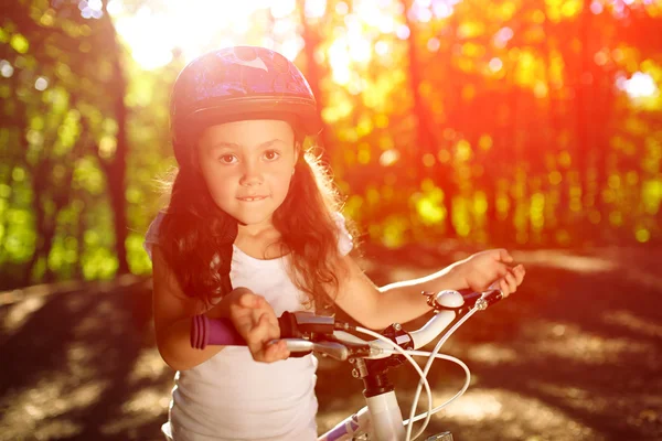 일몰에 대 한 여름 공원에서 자전거와 어린 소녀 — 스톡 사진