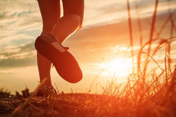 Primo piano di piedi sportwoman in erba autunno — Foto Stock