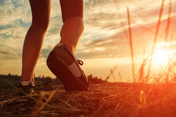 sonbahar çimleri ayak sportwoman, yakın çekim 