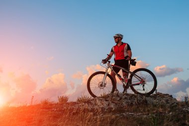 Dağlarda bisiklet sürme motorcu