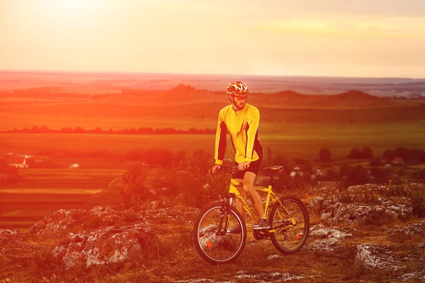 Mountain Bike ciclista equitazione all'aperto — Foto Stock