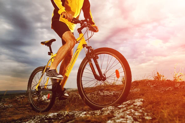 Mountainbike-Fahrer fährt im Freien — Stockfoto