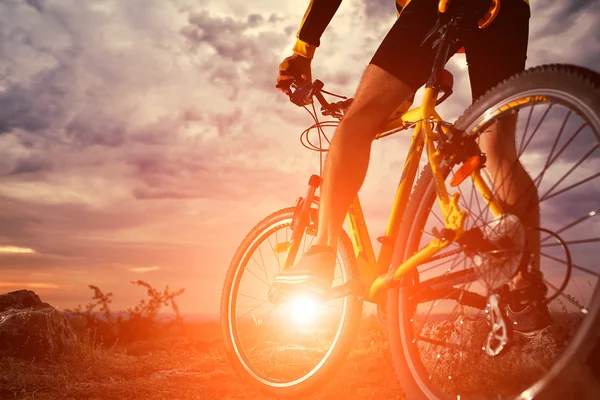 Mountain Bike ciclista equitação ao ar livre — Fotografia de Stock