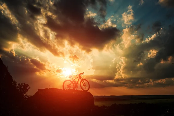 Hermosa escena de bicicleta en la puesta del sol — Foto de Stock