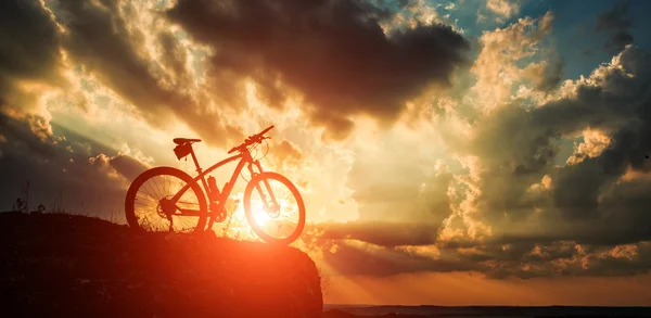 Schöne Szene mit dem Fahrrad bei Sonnenuntergang — Stockfoto