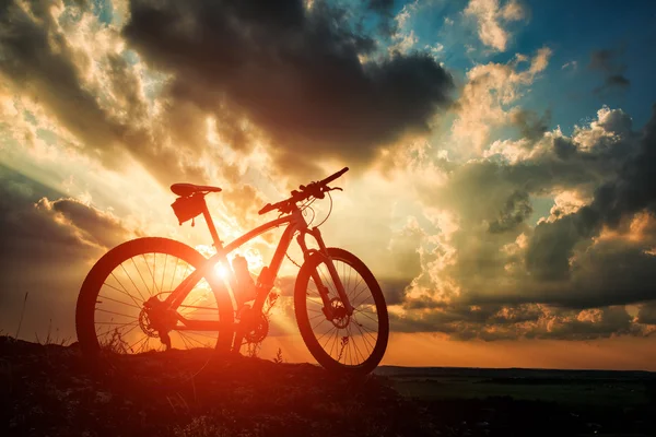Szép jelenet a kerékpár, naplemente — Stock Fotó