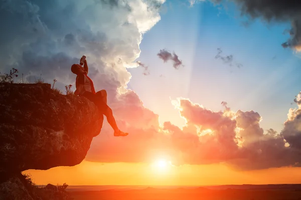 Man sdinks från flaskan på en mountine — Stockfoto