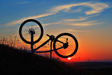 Motor bizim günbatımı üzerinde güzel bir sahne