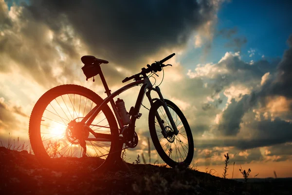 Hermosa escena de bicicleta en la puesta del sol — Foto de Stock