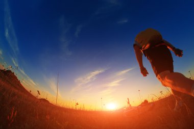 Silhouette bir motorcu ve gökyüzü arka plan üzerinde bisiklet.