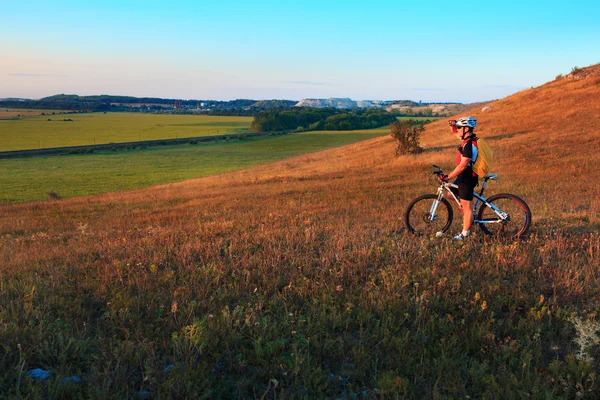 Mountain Bike ciclista a caballo al aire libre — Foto de Stock