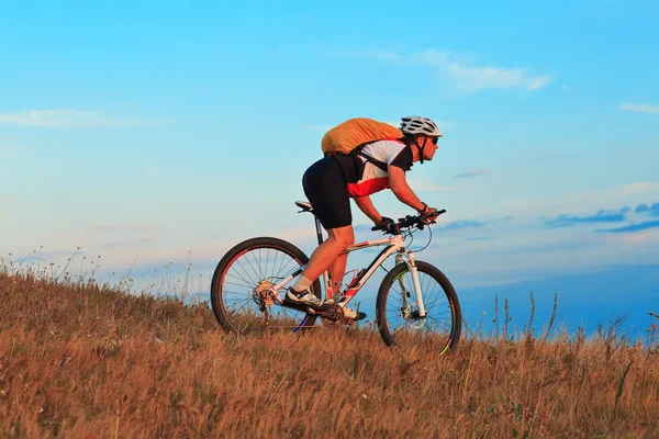 Mountainbike-Fahrer fährt im Freien — Stockfoto