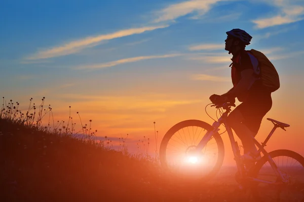 바이 커와 하늘 배경에 자전거의 실루엣. — 스톡 사진