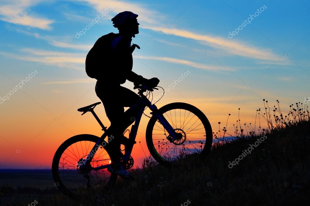 Retrato de un ciclista en el fondo del cielo, un hombre en un