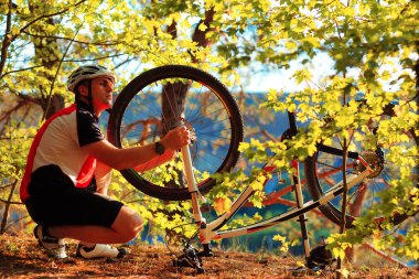 Ahşap bir bisiklet tamir adam bisikletçi