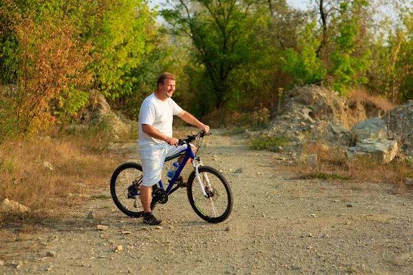 Homme en vélo dans la nature — Photo