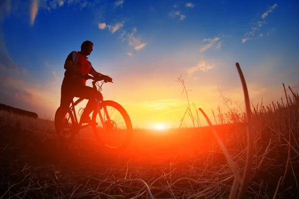 Homem andando de bicicleta na natureza — Fotografia de Stock