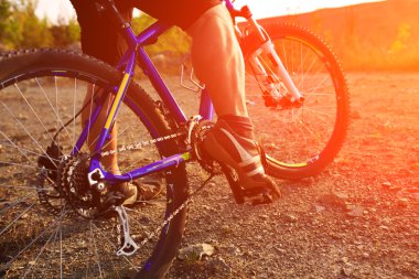 bisikletçi binme dağ bisikleti düşük açılı görünümü