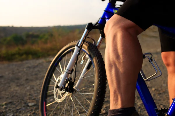 Baixo ângulo de visão do ciclista andar de bicicleta de montanha — Fotografia de Stock