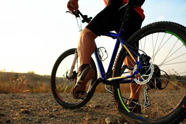 Baixo ângulo de visão do ciclista andar de bicicleta de montanha — Fotografia de Stock