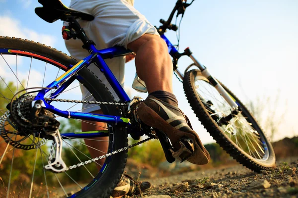 Mountain Bike ciclista a caballo al aire libre — Foto de Stock