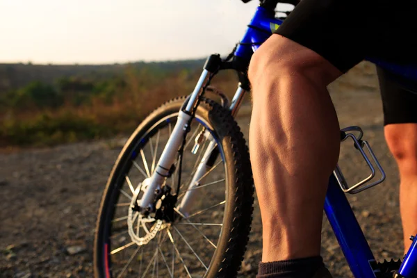 Baixo ângulo de visão do ciclista andar de bicicleta de montanha — Fotografia de Stock