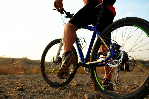 Nízký úhel pohledu cyklisty jízda horské kolo — Stock fotografie
