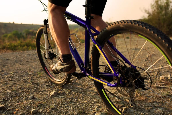 Mountainbike-Fahrer fährt im Freien — Stockfoto