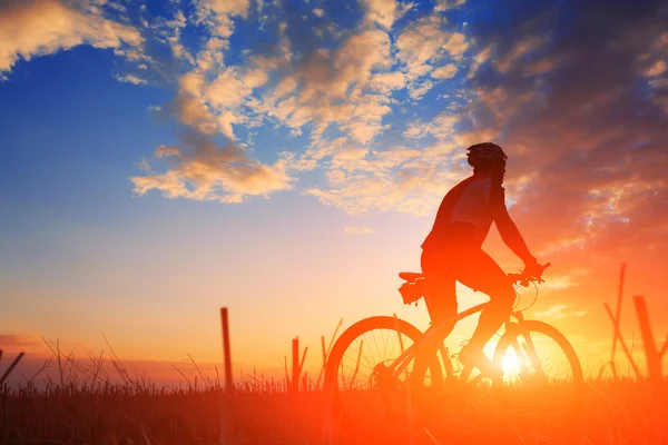 Berg fiets rider op de heuvel — Stockfoto