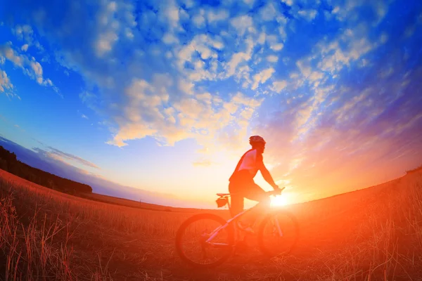 Cycliste de montagne sur la colline — Photo