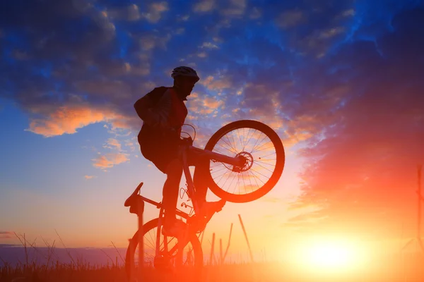 Ciclista de bicicleta de montanha na colina — Fotografia de Stock