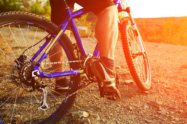 Mountainbike-Fahrer fährt im Freien — Stockfoto