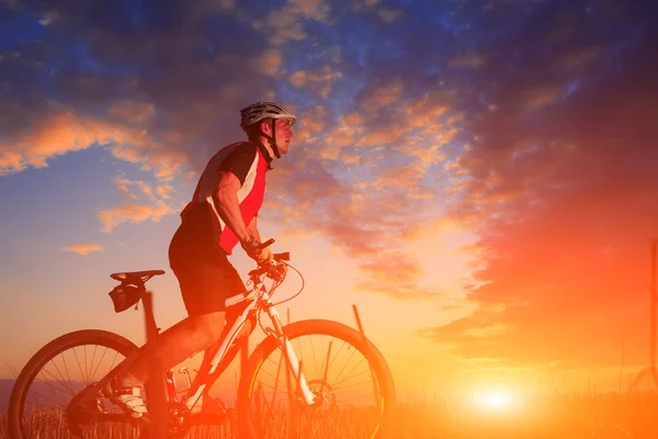 Mountain Bike cyklist ridning utomhus — Stockfoto