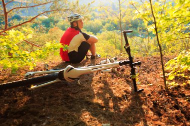 Mountine bisiklet bisikletçi ormanda dinlenme sahne