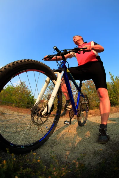 Mountain Bike ciclista equitação única pista ao nascer do sol — Fotografia de Stock