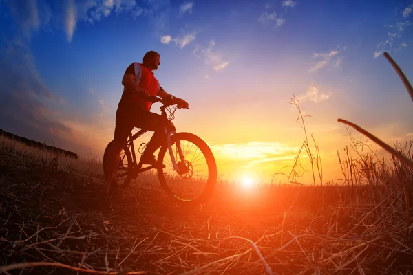 Bicicleta de montaña ciclista montar una sola pista al amanecer — Foto de Stock