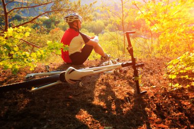 Dağ bisiklet bisikletçi açık dinlenme