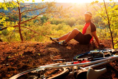 Dağ bisiklet bisikletçi açık dinlenme