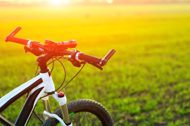 Bisiklet bir yolda. seyahat kavramı