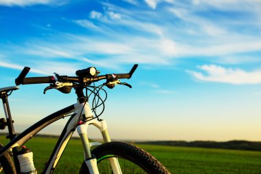 Bisiklet bir yolda. seyahat kavramı